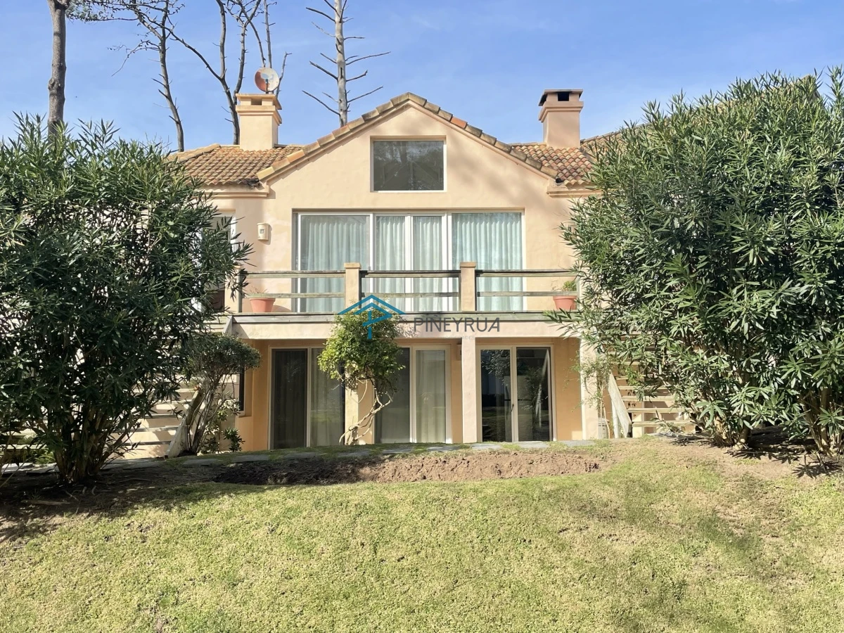 MODERNA PROPIEDAD EN VENTA EN EL CLUB LAGUNA BLANCA 5 DORMITORIOS