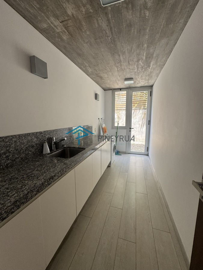 CASA EN VENTA EN LA BARRA A POCOS METROS DE LA PLAYA 5 DORMITORIOS