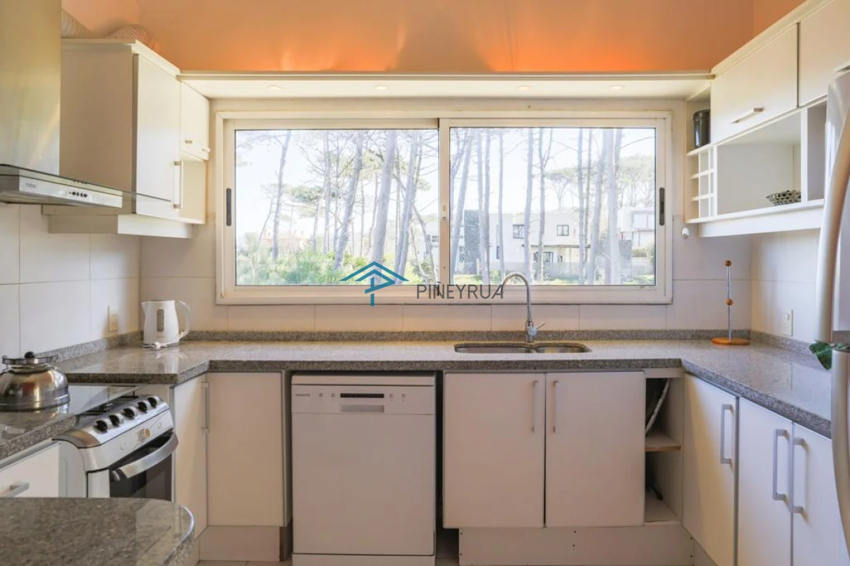 Casa ID.174 - EN VENTA COMODA CASA DE 6 DORMITORIOS CERCA DE PLAYA MONTOYA