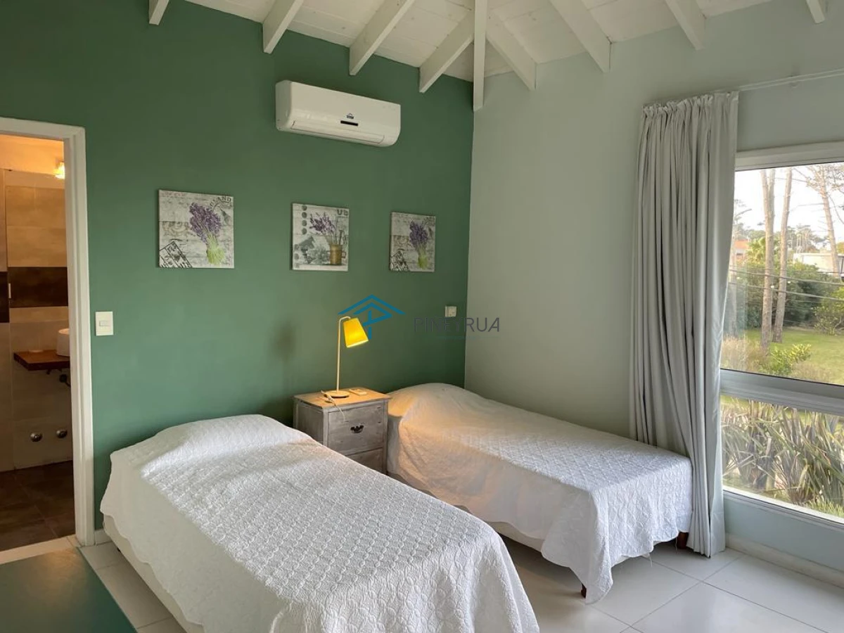 Casa ID.174 - EN VENTA COMODA CASA DE 6 DORMITORIOS CERCA DE PLAYA MONTOYA
