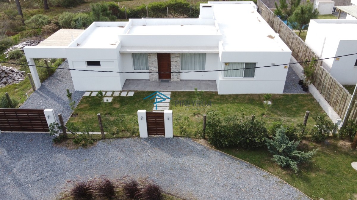 Casa a estrenar en La Barra, 3 dormitorios, piscina