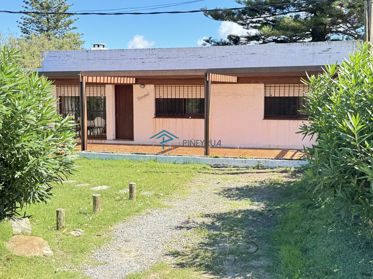 Casa ubicada en La Barra a pasos del mar. 
