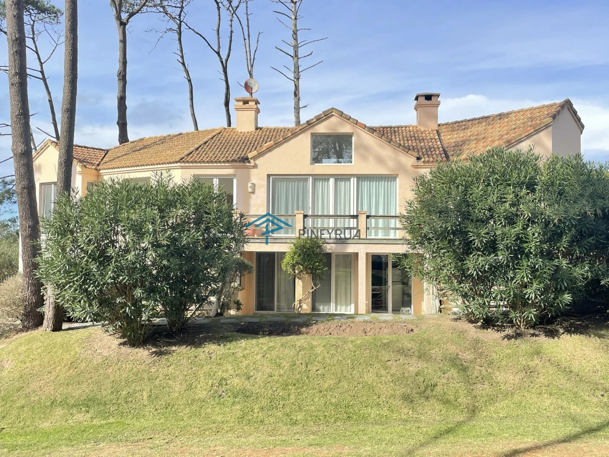 MODERNA PROPIEDAD EN VENTA EN EL CLUB LAGUNA BLANCA 5 DORMITORIOS