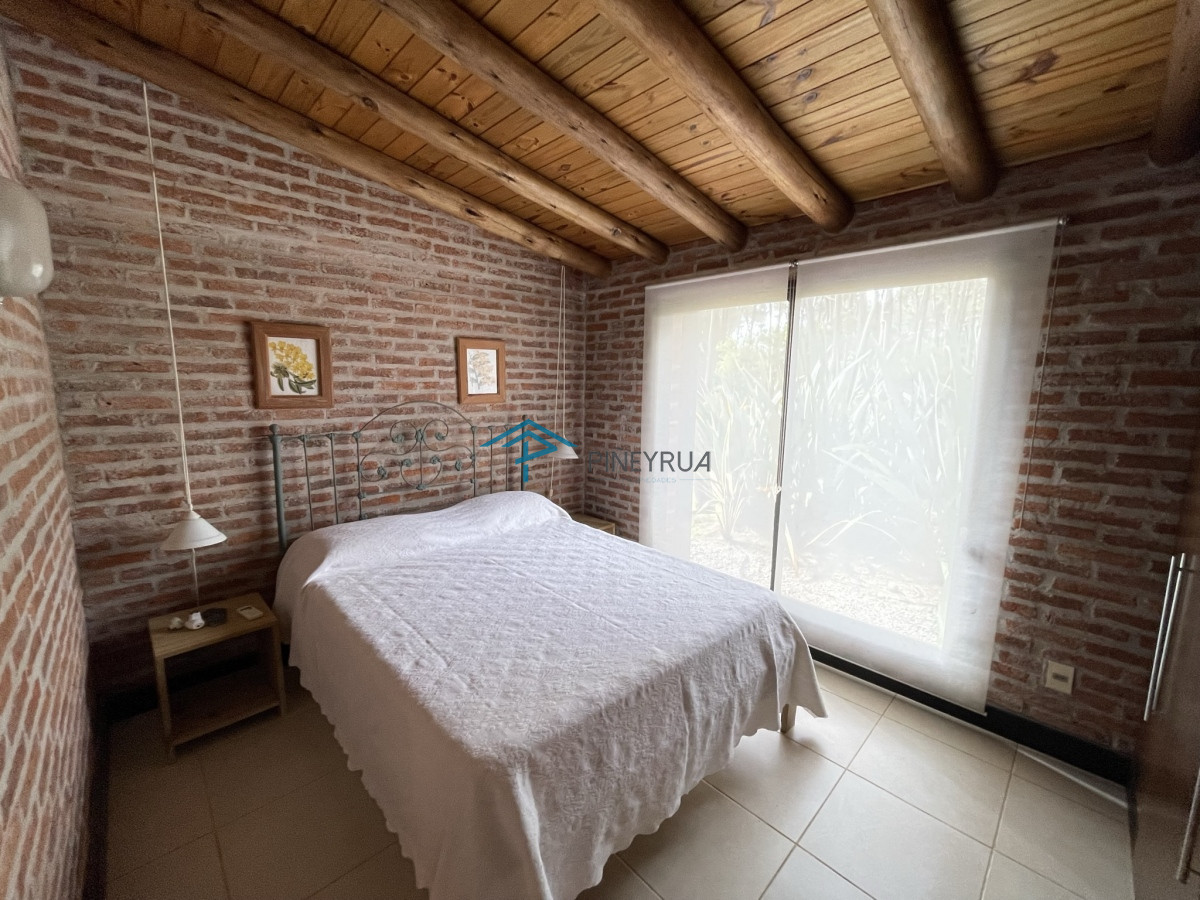 Casa ID.265 - MODERNA PROPIEDAD EN VENTA EN LAGUNA BLANCA 4 DORMITORIOS