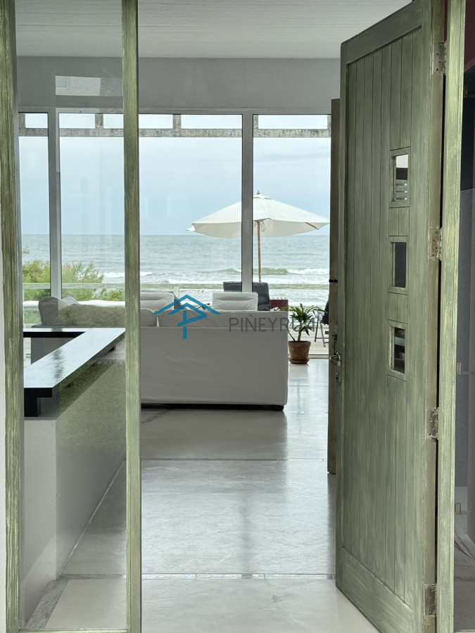 Impresionante casa frente al mar  Herminia La Barra