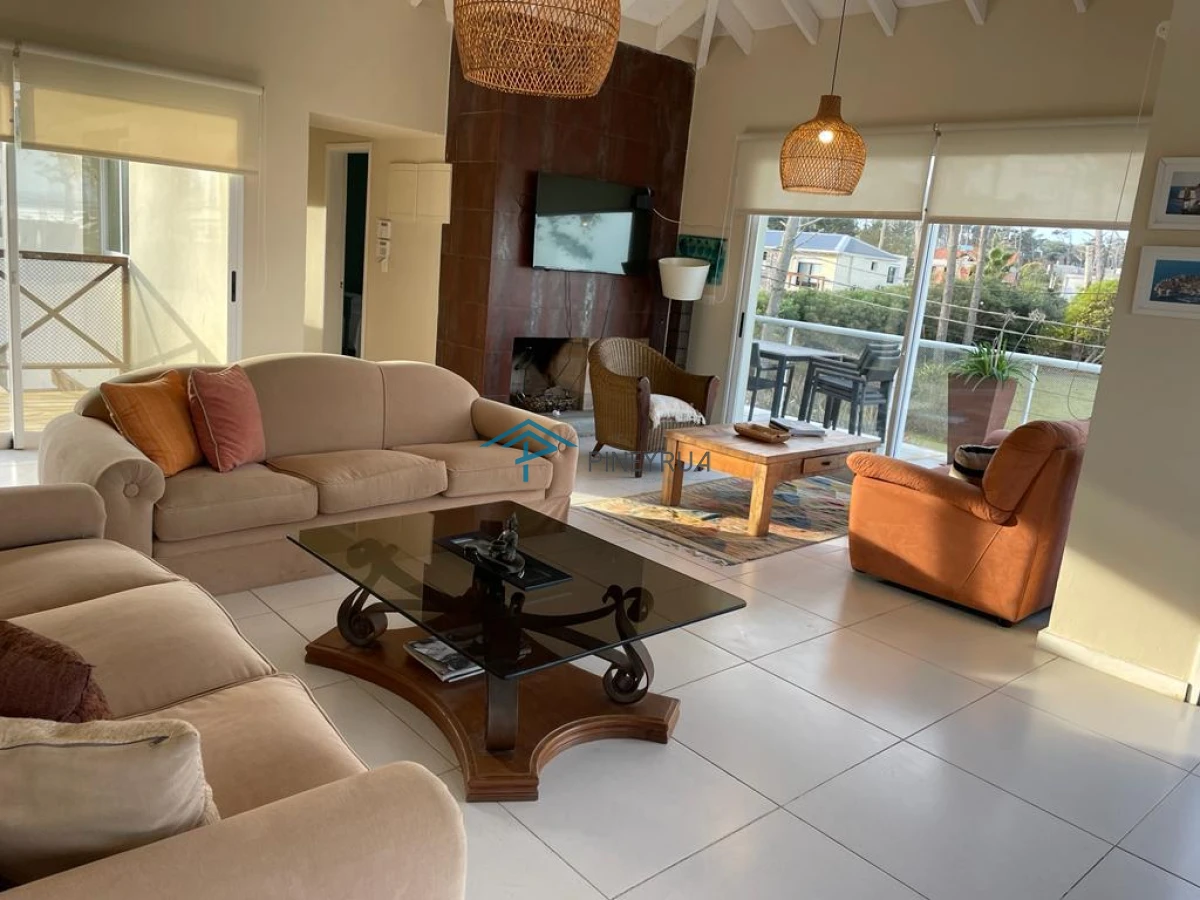 Casa ID.174 - EN VENTA COMODA CASA DE 6 DORMITORIOS CERCA DE PLAYA MONTOYA