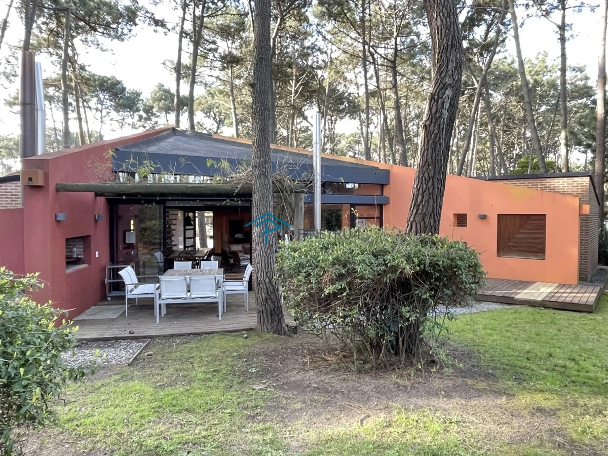 MODERNA PROPIEDAD EN VENTA EN LAGUNA BLANCA 4 DORMITORIOS