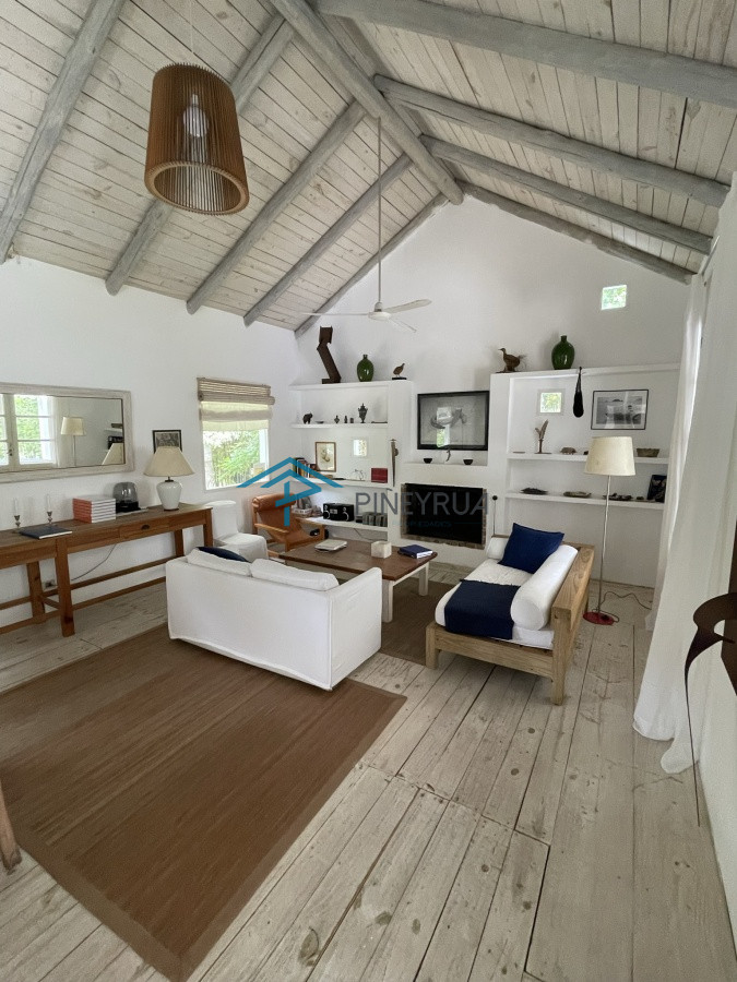 CASA EN VENTA EN ZONA TRANQUILA DE LA BARRA 3 DORMITORIOS Y PILETA
