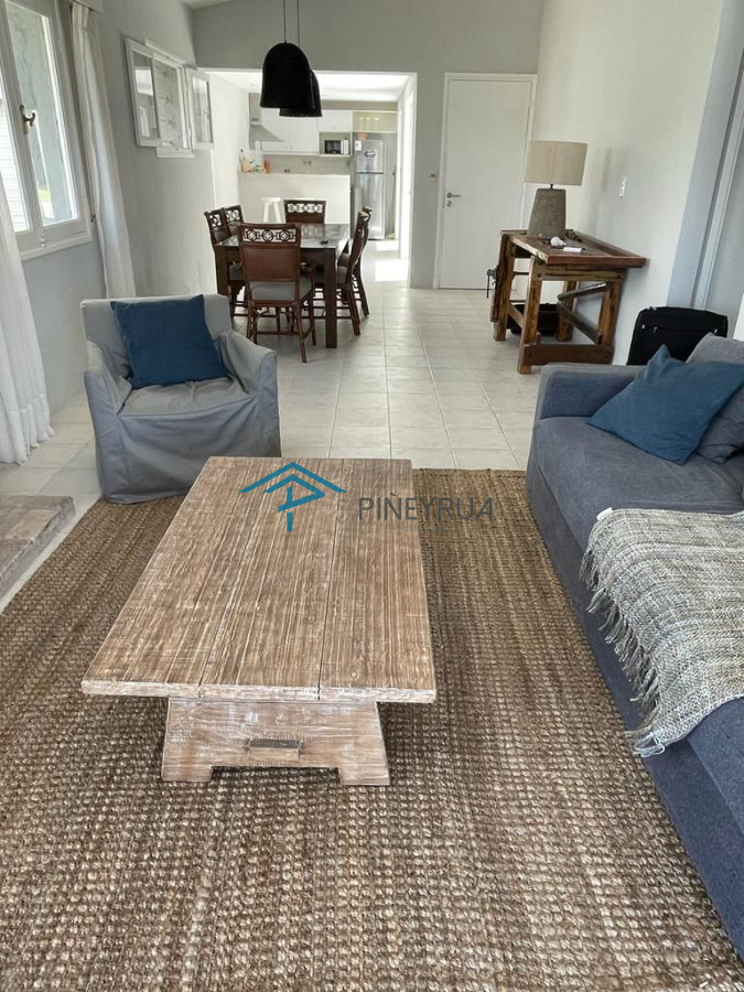 CASA EN VENTA EN MUY BUENA UBICACION EN LA BARRA A PASOS DE LA PLAYA