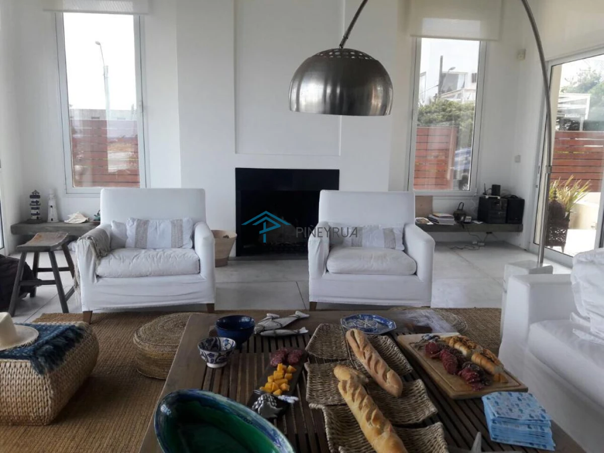 CASA SOBRE LA ARENA EN LA BARRA EN ALQUILER TEMPORARIO 5 DORMITORIOS