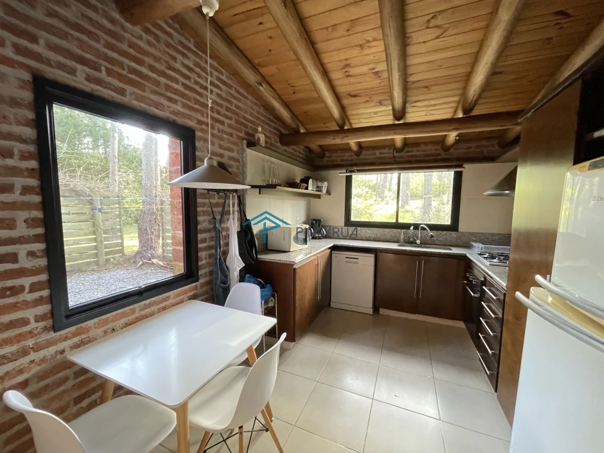 MODERNA PROPIEDAD EN VENTA EN LAGUNA BLANCA 4 DORMITORIOS
