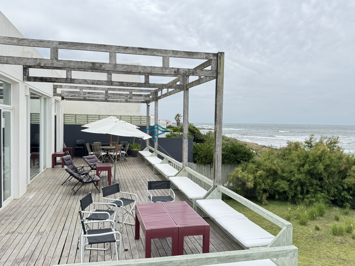 Impresionante casa frente al mar  Herminia La Barra