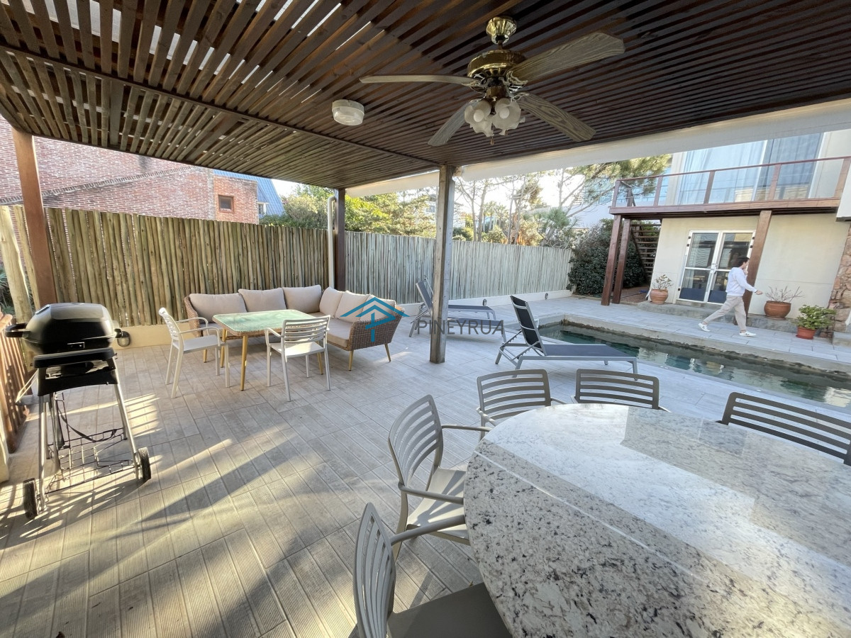 Casa ID.194 - EN VENTA COMODA CASA EN MONTOYA FRENTE AL MAR 5 DORMITORIOS