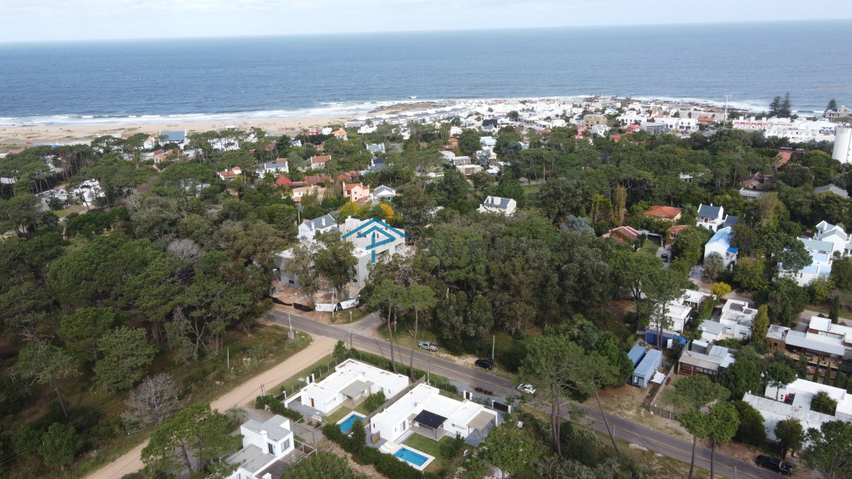 Casa a estrenar en La Barra, 3 dormitorios, piscina