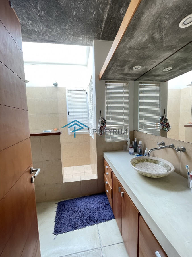 Casa ID.194 - EN VENTA COMODA CASA EN MONTOYA FRENTE AL MAR 5 DORMITORIOS