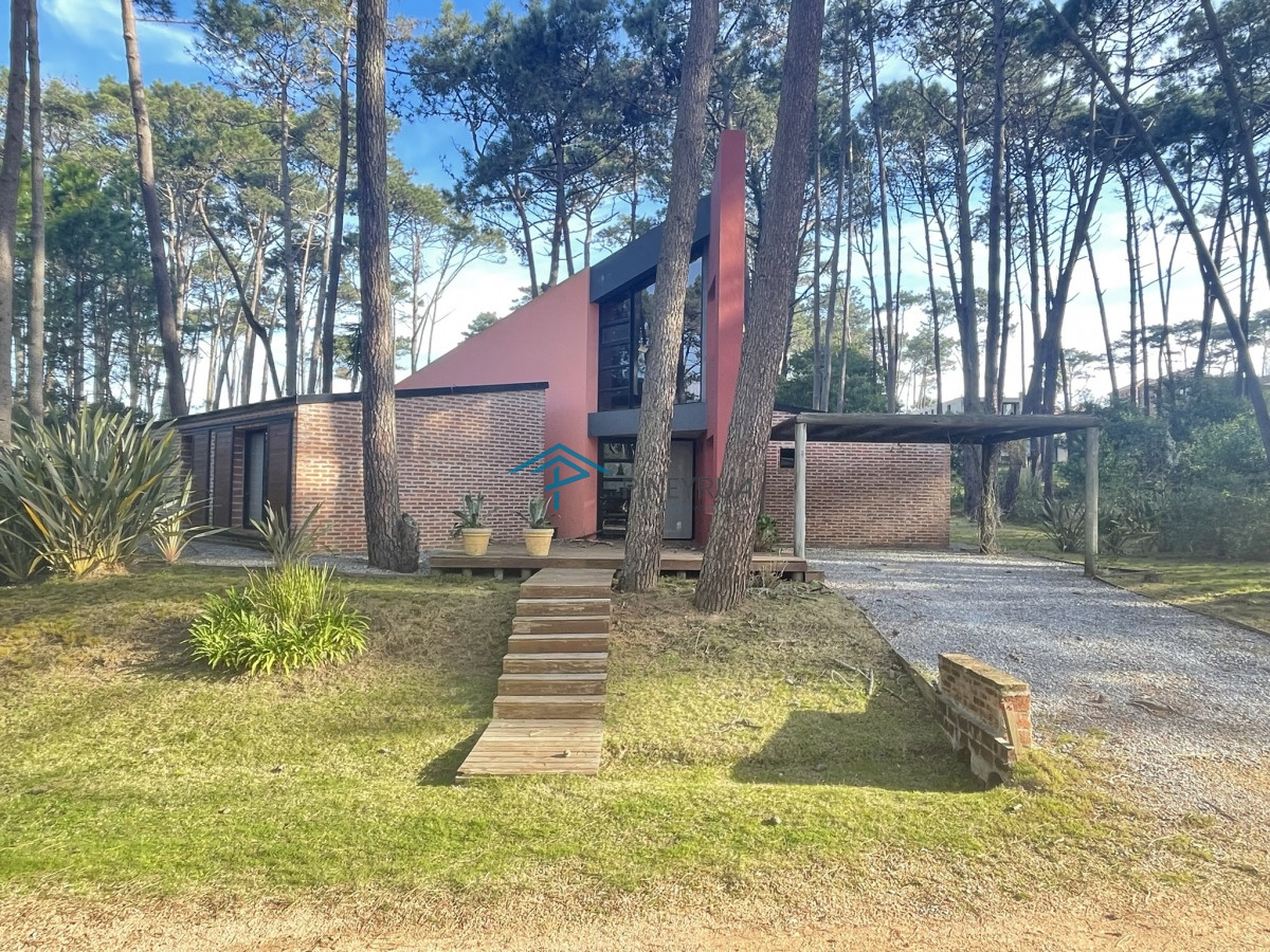 Casa ID.265 - MODERNA PROPIEDAD EN VENTA EN LAGUNA BLANCA 4 DORMITORIOS