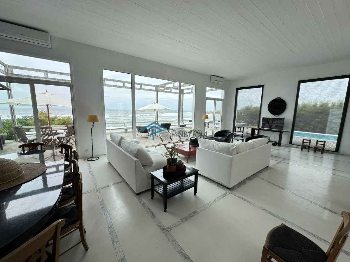 Impresionante casa frente al mar  Herminia La Barra