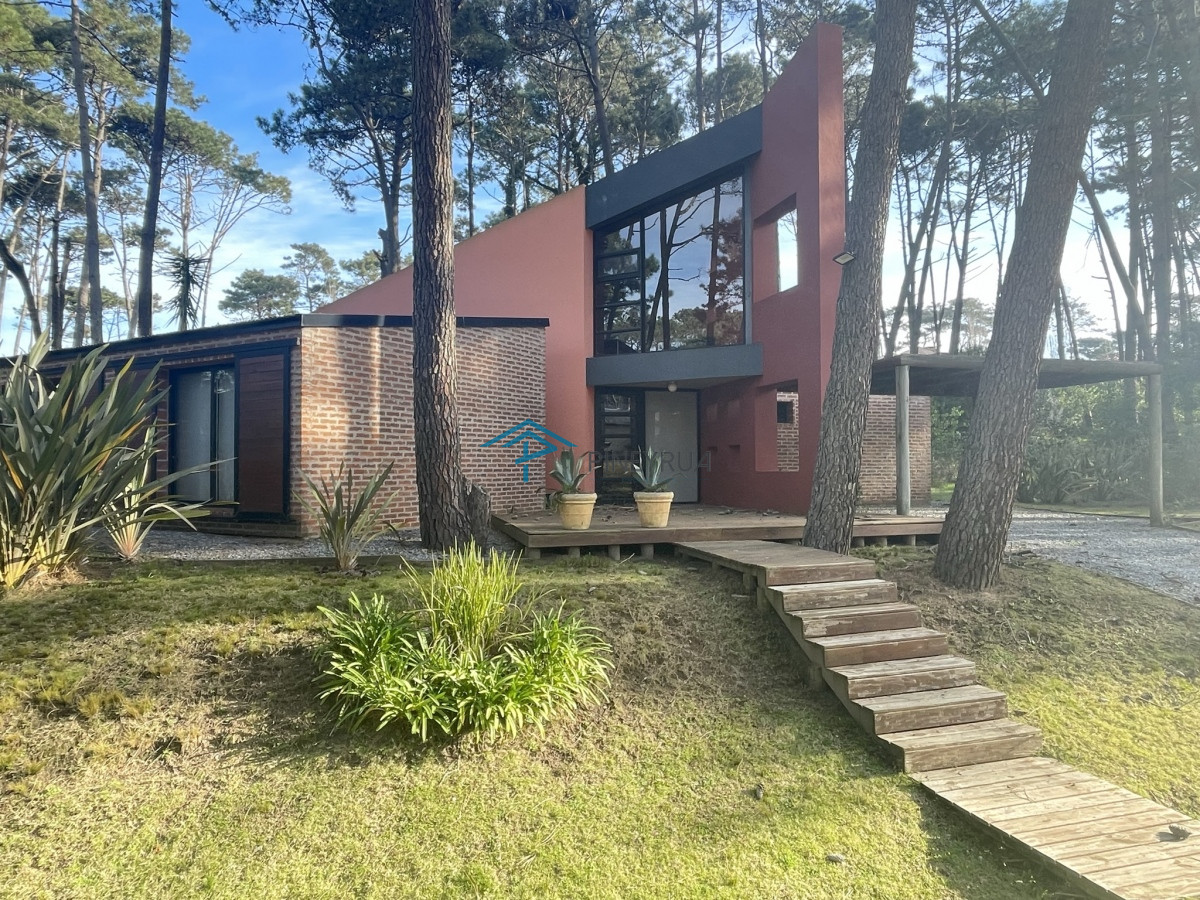 Casa ID.265 - MODERNA PROPIEDAD EN VENTA EN LAGUNA BLANCA 4 DORMITORIOS