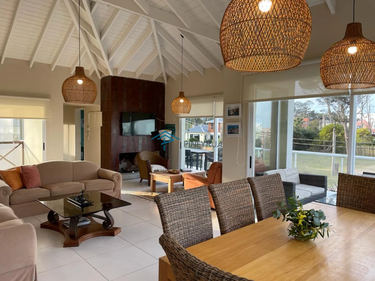 Casa ID.174 - EN VENTA COMODA CASA DE 6 DORMITORIOS CERCA DE PLAYA MONTOYA