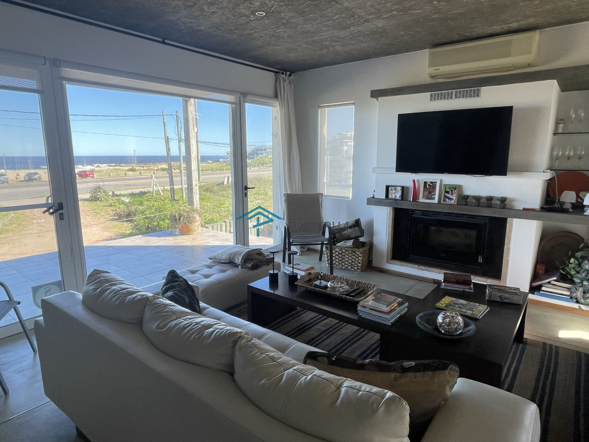 Casa ID.194 - EN VENTA COMODA CASA EN MONTOYA FRENTE AL MAR 5 DORMITORIOS
