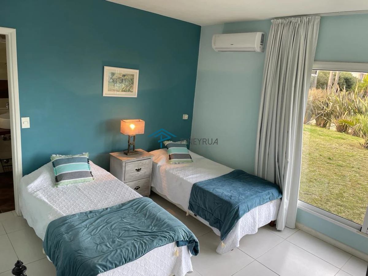 Casa ID.174 - EN VENTA COMODA CASA DE 6 DORMITORIOS CERCA DE PLAYA MONTOYA