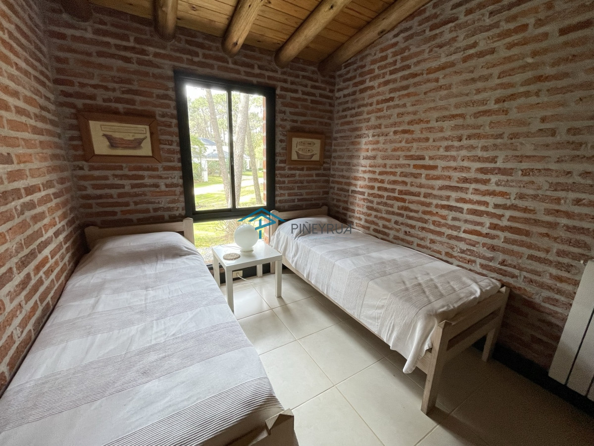 Casa ID.265 - MODERNA PROPIEDAD EN VENTA EN LAGUNA BLANCA 4 DORMITORIOS
