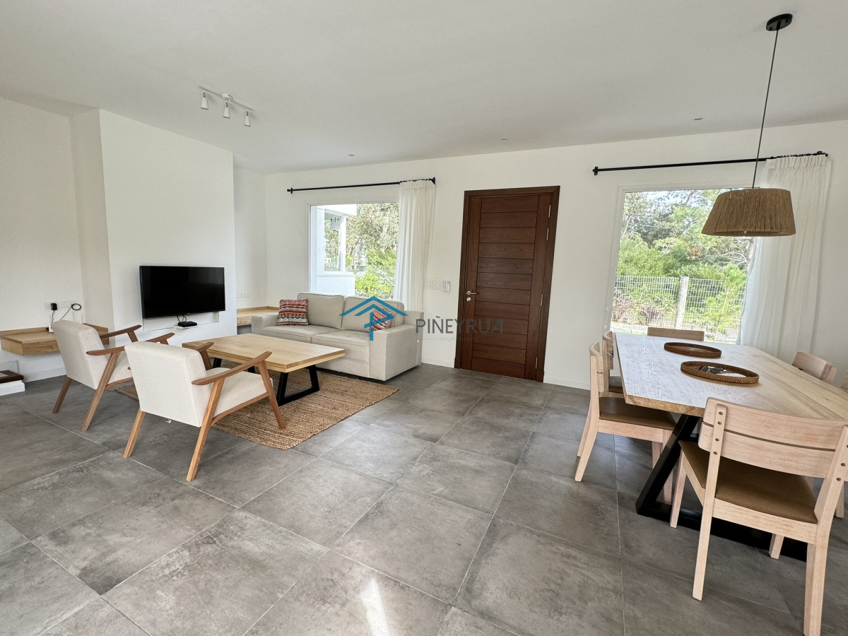 Casa a estrenar en La Barra, 3 dormitorios, piscina