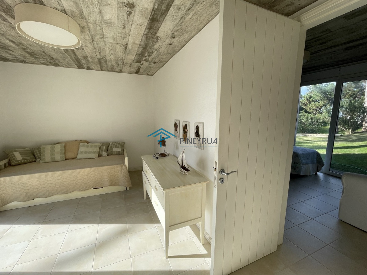 MODERNA PROPIEDAD EN VENTA EN EL CLUB LAGUNA BLANCA 5 DORMITORIOS