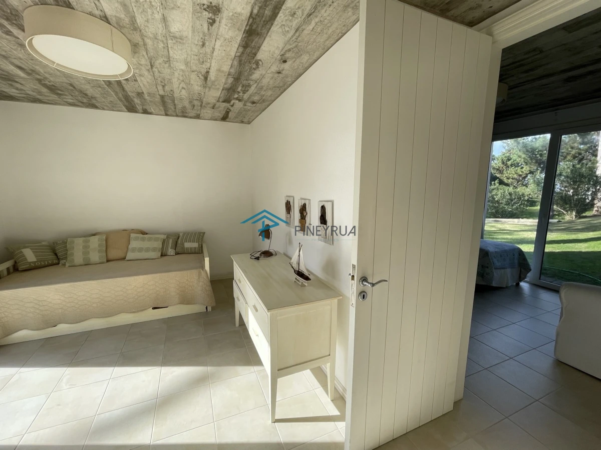 MODERNA PROPIEDAD EN VENTA EN EL CLUB LAGUNA BLANCA 5 DORMITORIOS