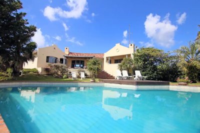 Importante casa en La Barra con vistas al mar a pocos metros de La Posta del Cangrejo