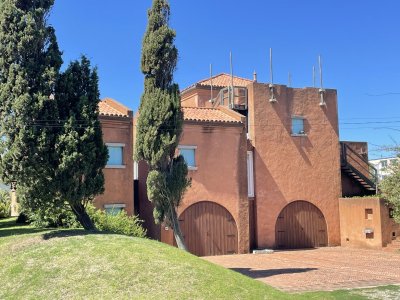 Alquiler de temporada en La Barra casa de 5 dormitorios + servicio