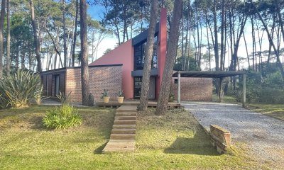 MODERNA PROPIEDAD EN VENTA EN LAGUNA BLANCA 4 DORMITORIOS