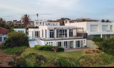 IMPRESIONANTE CASA EN ALQUILER FRENTE AL MAR EN LA BARRA