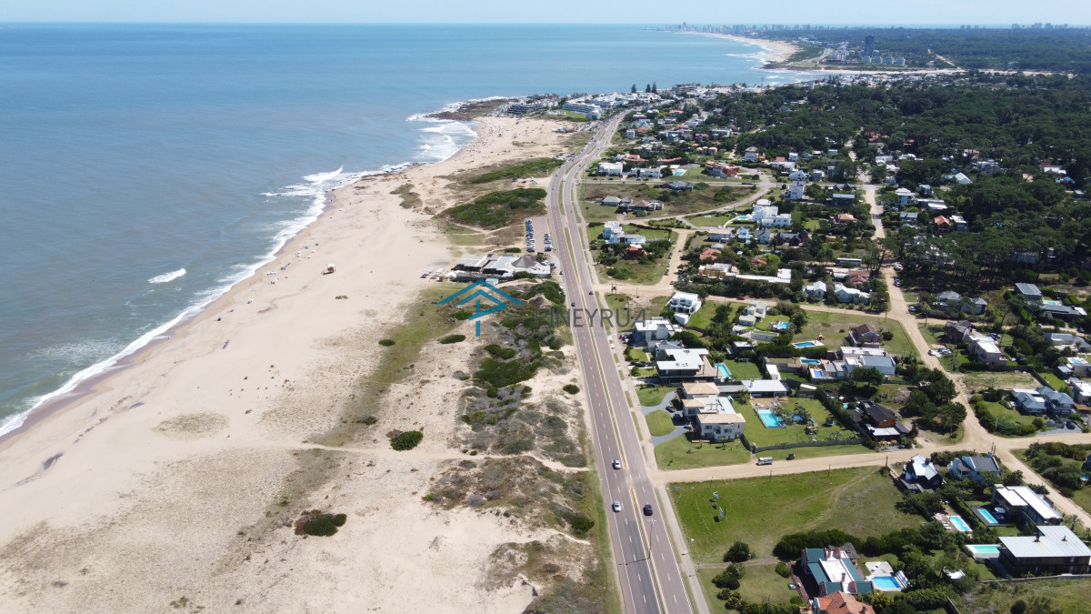 GRAN PREDIO frente a Playa Montoya