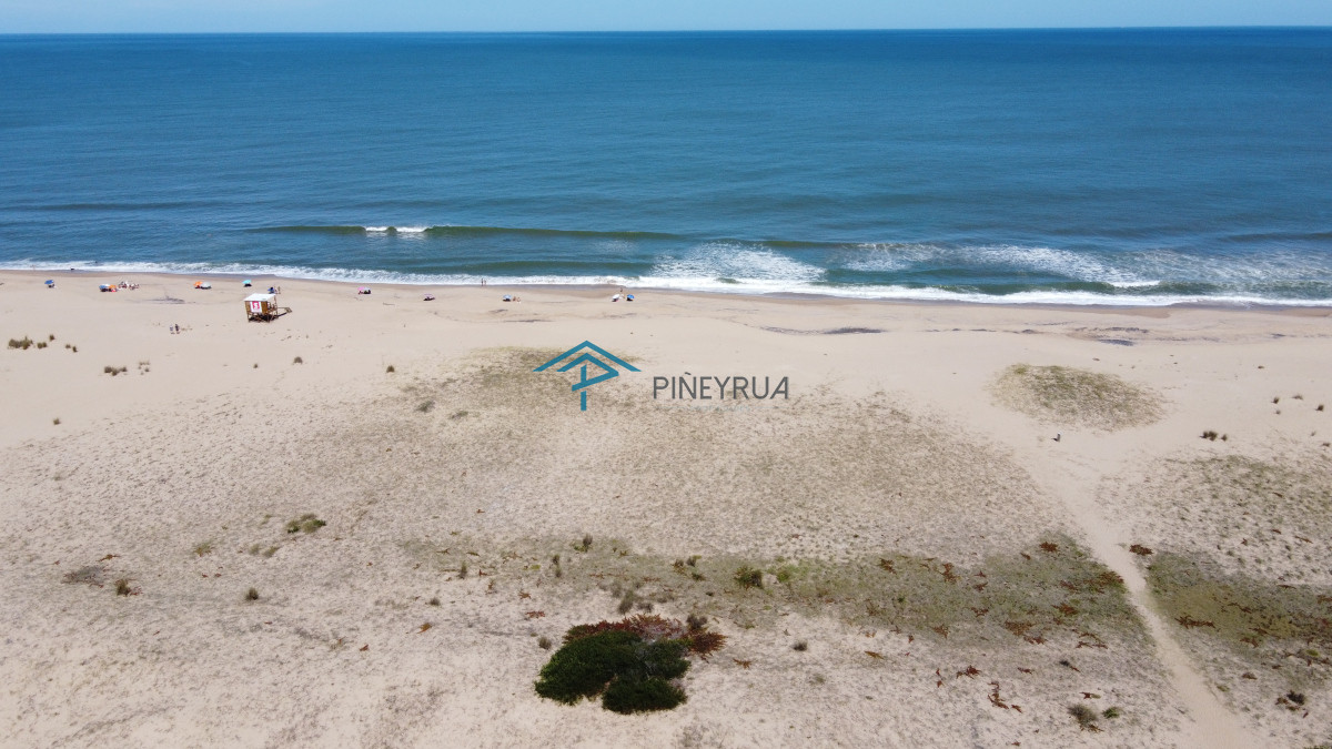 GRAN PREDIO frente a Playa Montoya