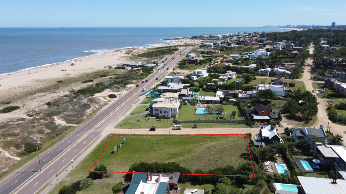 GRAN PREDIO frente a Playa Montoya