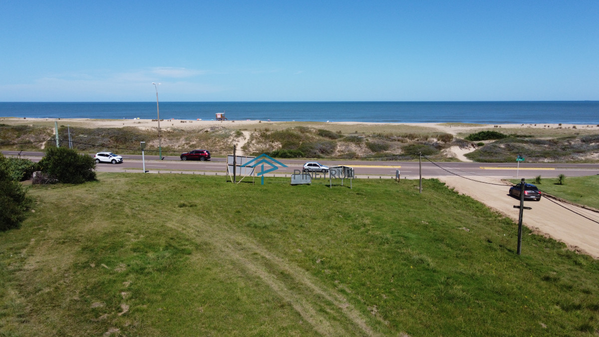 GRAN PREDIO frente a Playa Montoya