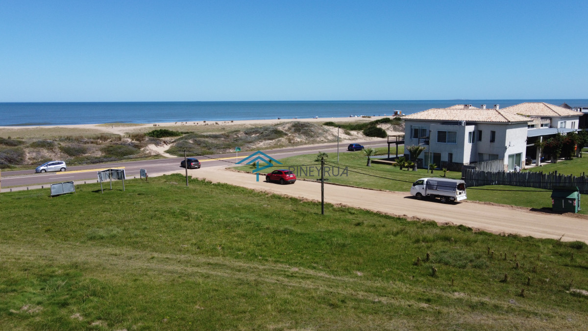 GRAN PREDIO frente a Playa Montoya