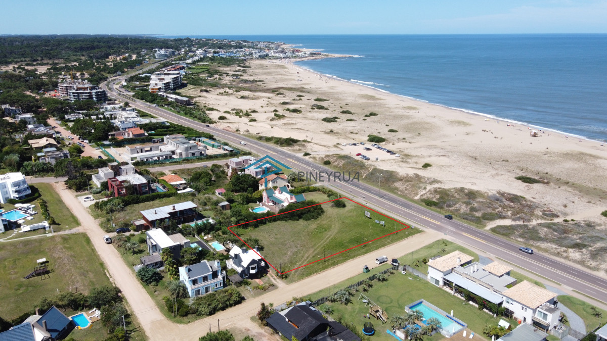GRAN PREDIO frente a Playa Montoya