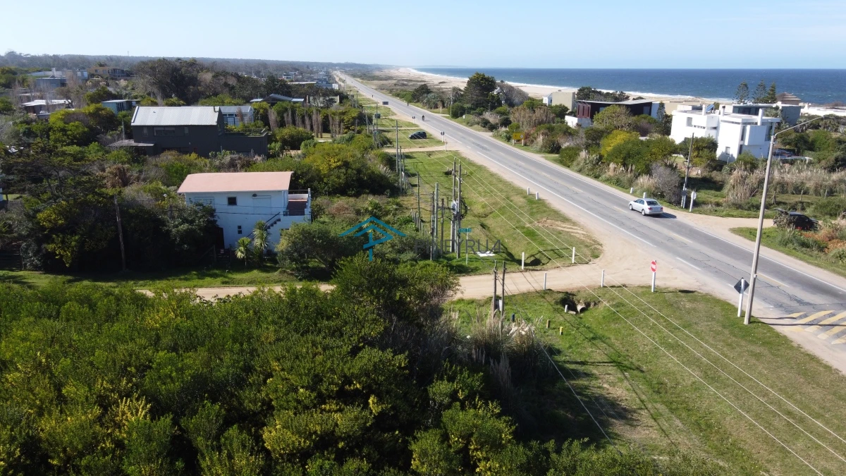 TERRENO DE 600 METROS SOBRE RUTA 10 EN ALTOS DE PUNTA PIEDRAS 