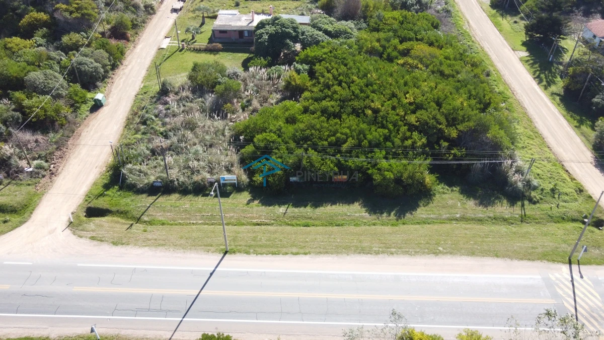TERRENO DE 600 METROS SOBRE RUTA 10 EN ALTOS DE PUNTA PIEDRAS 
