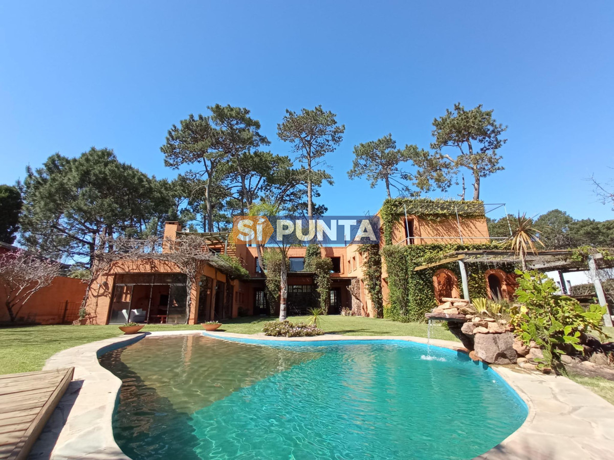 Excelente propiedad en Barrio Privado de Punta del Este  5 dormitorios Piscina - SPT11714C
