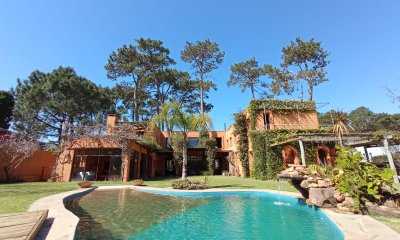 Excelente propiedad en Barrio Privado de Punta del Este  5 dormitorios Piscina