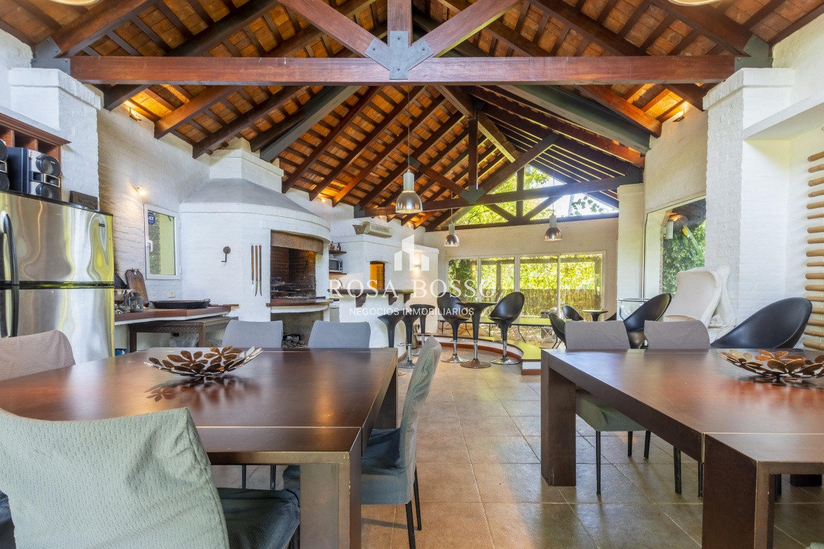 Casa ID.9096 - Venta Casa 8 dormitorios Playa Mansa Punta del Este