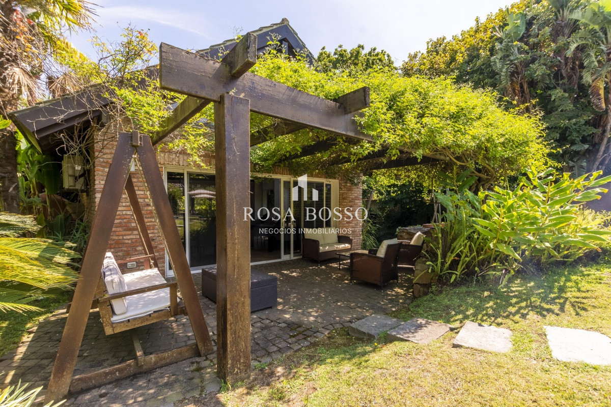 Casa ID.9096 - Venta Casa 8 dormitorios Playa Mansa Punta del Este
