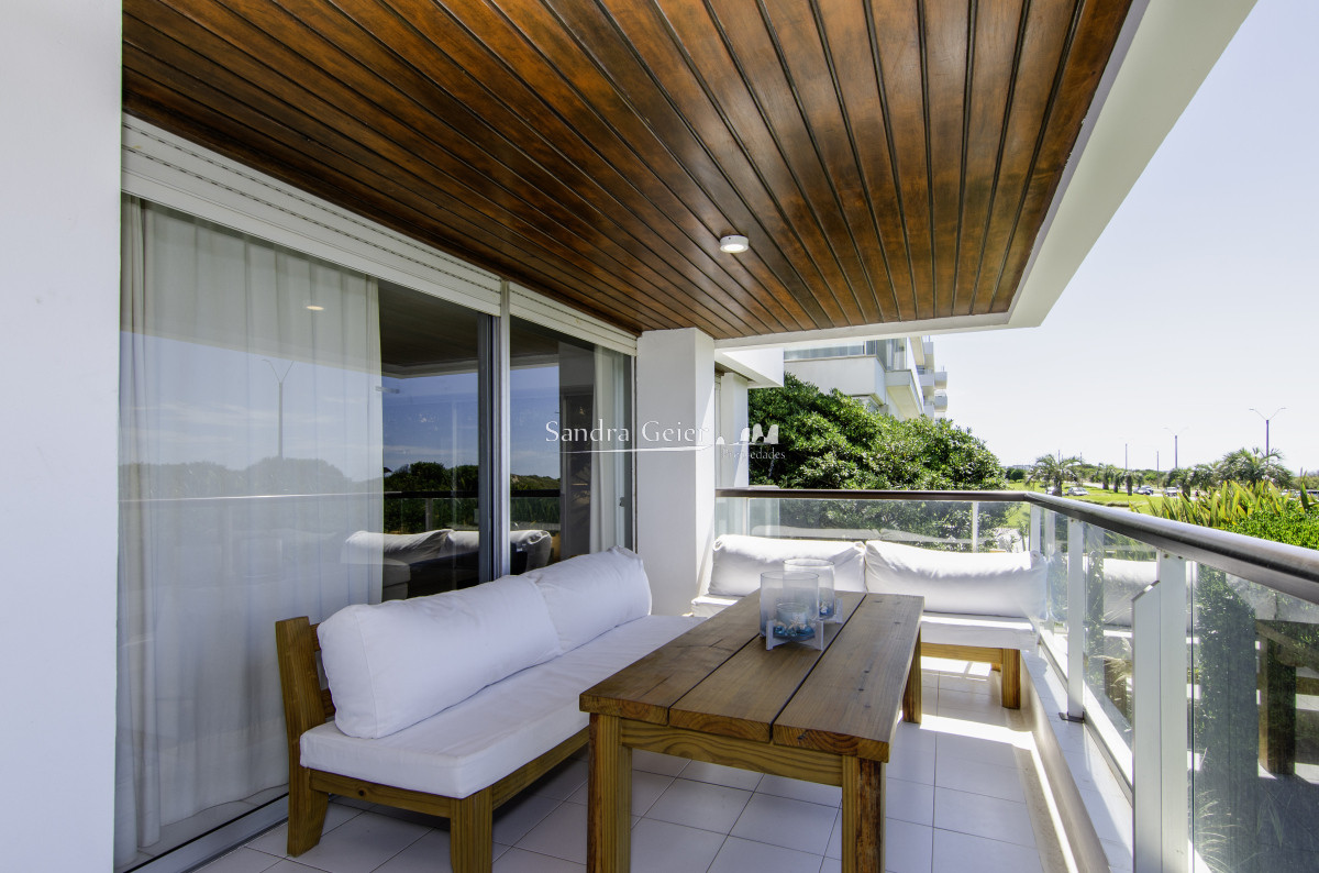 Apartamento ID.2943 - brava venta como una casa divina planta primera fila frente al mar