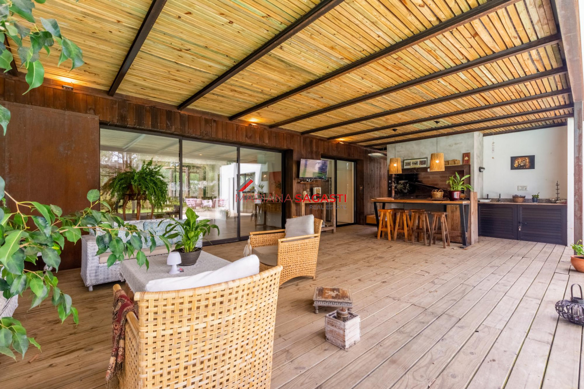 Casa ID.3890 - Venta Casa 4 dormitorios en Barrio Privado, Solanas, Punta del Este