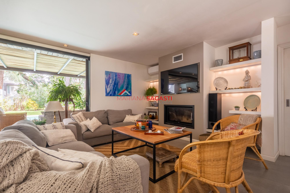 Casa ID.3890 - Venta Casa 4 dormitorios en Barrio Privado, Solanas, Punta del Este