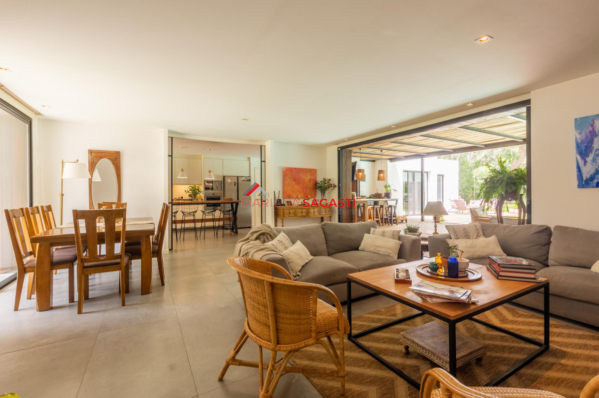 Casa ID.3890 - Venta Casa 4 dormitorios en Barrio Privado, Solanas, Punta del Este