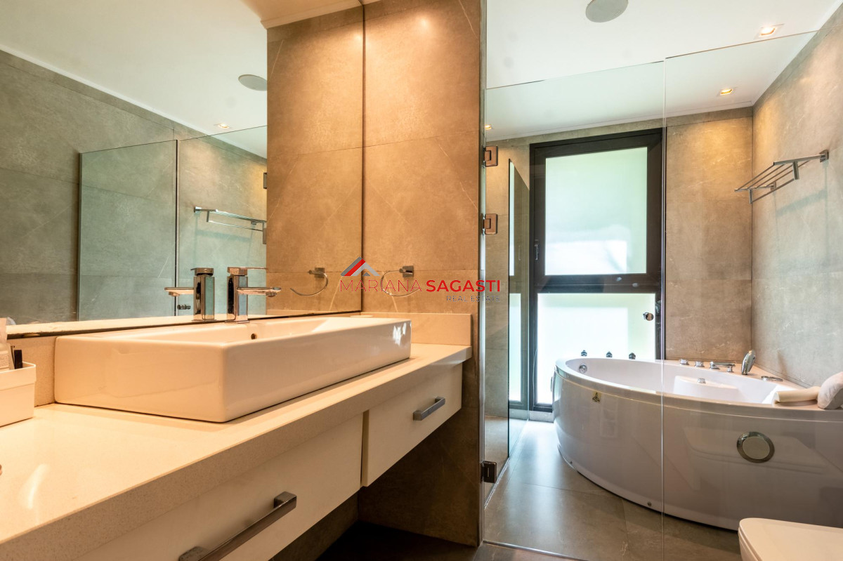Casa ID.3890 - Venta Casa 4 dormitorios en Barrio Privado, Solanas, Punta del Este